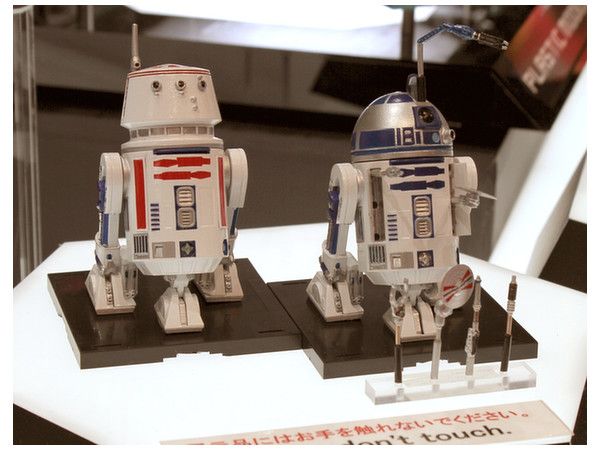 Bandai 0195963 Star Wars R2-D2 & R5-D4 Bandai 0195963 Star Wars R2-D2 & R5-D4